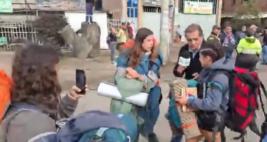 Los jóvenes extranjeros fueron entrevistados por un periodista local - crédito Tradiotemueve/Tiktok