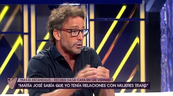 Álvaro Muñoz Escassi se sienta