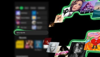 Pantalla de computadora con interfaz de aplicación de música, barra de búsqueda 'Talk to Spotify' con borde verde y collage de carátulas de álbumes
