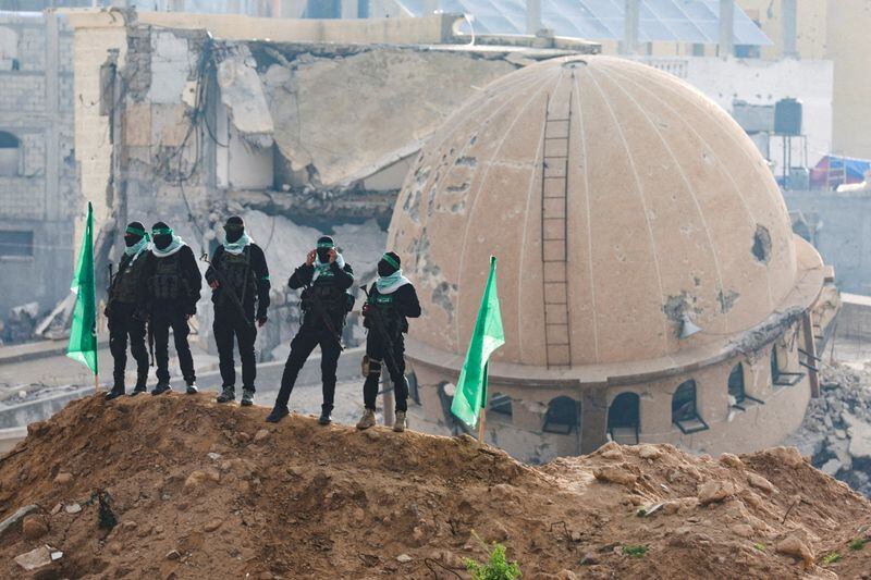 Miembros de Hamas hacen guardia en Jan Yunis, en el sur de la Franja de Gaza, el 20 de febrero de 2025 (REUTERS/Ramadan Abed/Foto de archivo)