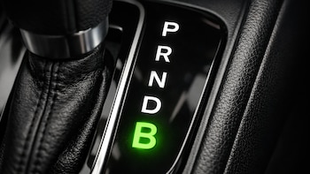 Qué significan las letras B y M en la caja de cambios de un carro automático
