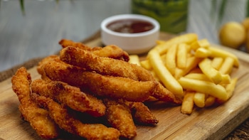 Receta de ‘tenders’ o ‘fingers’ de pollo: tiras de pechuga rebozadas muy jugosas y crujientes