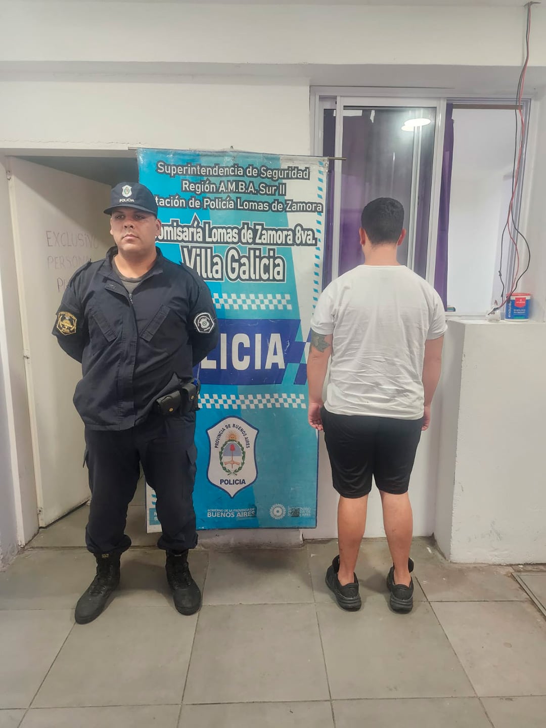 Un agente de policía es procesado tras su detención en La Plata, como parte de una investigación en curso que involucra a la fuerza de seguridad.