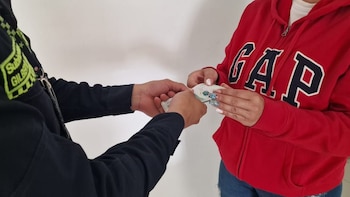 Pareja se encontró un bolso