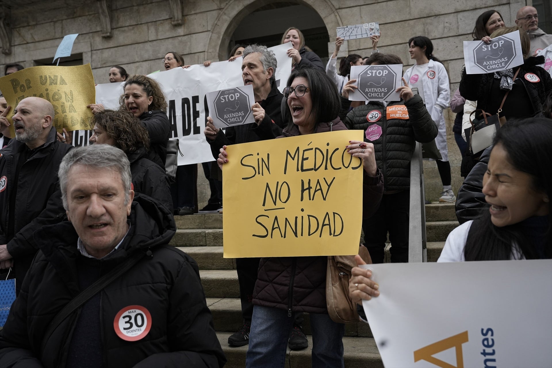 (Foto de ARCHIVO)Un grupo de personas durante una manifestación de médicos de toda Galicia, a 10 de marzo de 2026, en Vigo, Pontevedra, Galicia (España). (Adrián Irago / Europa Press)