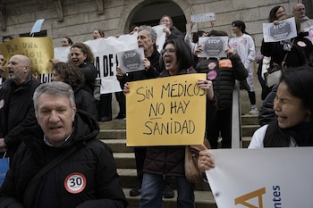 (Foto de ARCHIVO)
Un grupo de personas durante una manifestación de médicos de toda Galicia, a 10 de marzo de 2026, en Vigo, Pontevedra, Galicia (España). (Adrián Irago / Europa Press)