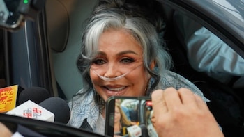 Reportan que Verónica Castro se sintió mal durante la graduación de Cristian Castro: “Se le bajó la presión”