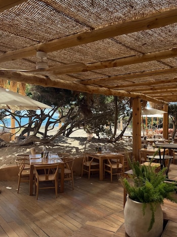 El beach club de estética rústica donde la modelo almorzó durante su estadía en la isla