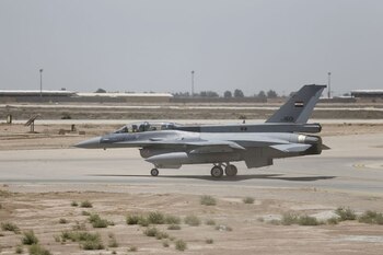 Foto de archivo: Un avión F-16 en la base iraquí de Balad, en Irak. 20 de julio de 2015. REUTERS/Thaier Al-Sudani