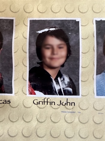 Página de anuario con la fotografía de un niño con el rostro difuminado y la inscripción Griffin John en la parte inferior