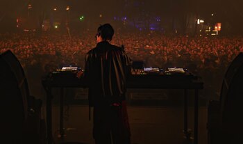 ZHU en el escenario. (@zhu)