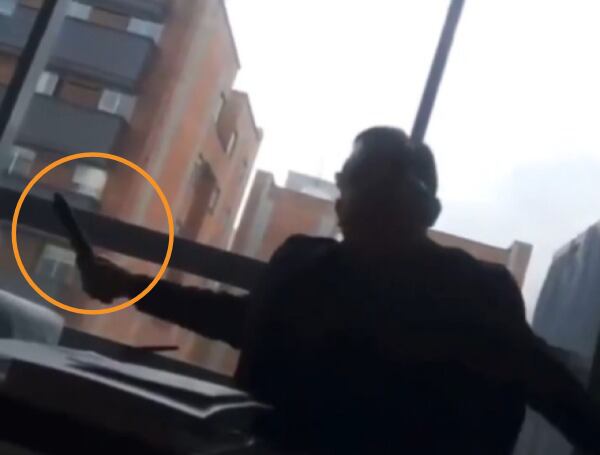 Un video muestra al cirujano Carlos Valdivieso presuntamente amenazando con un cuchillo a una familia en su consultorio - crédito redes sociales