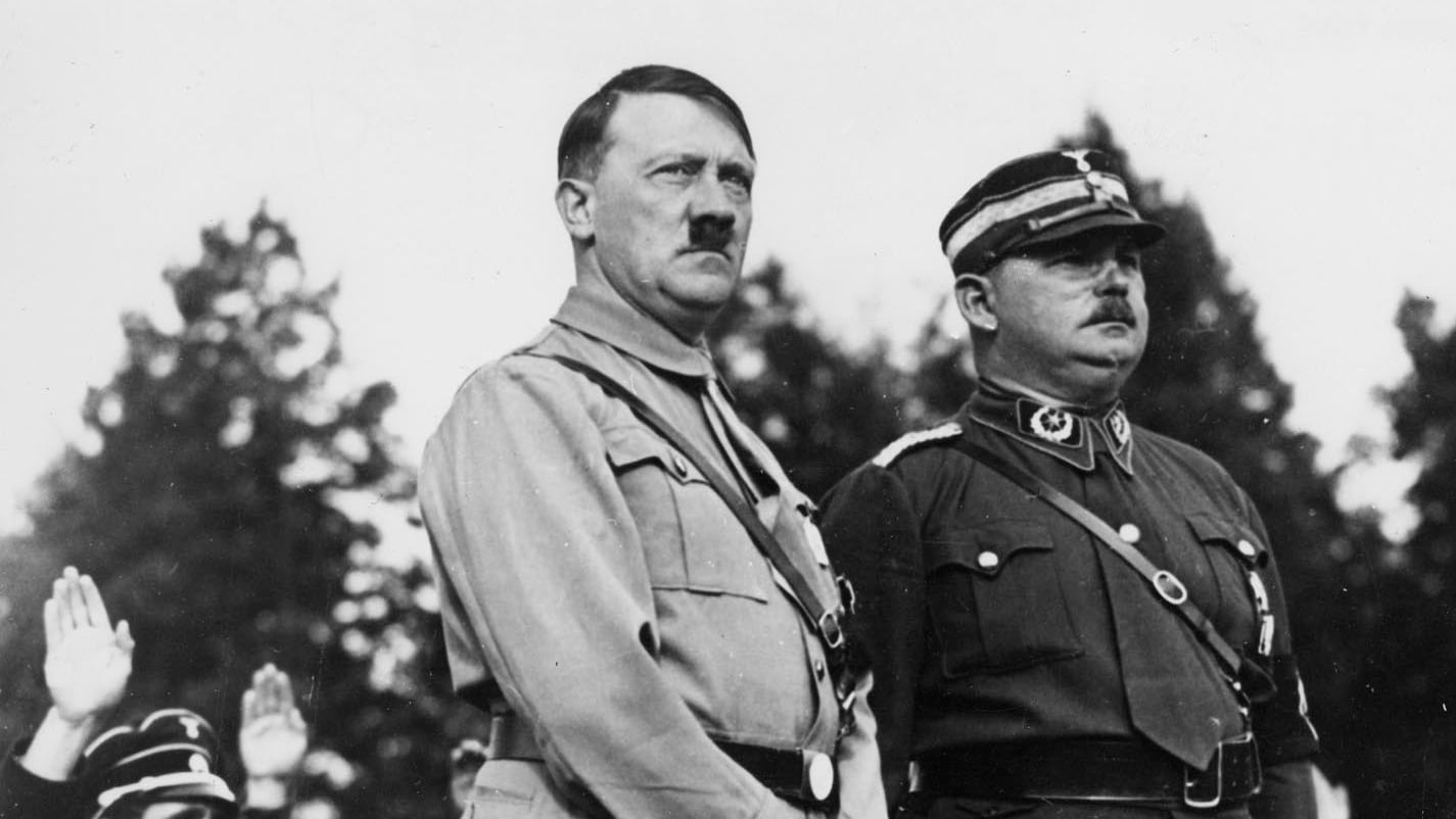 Hitler con el Jefe de Estado Mayor de las SA, Ernst Röhm. Alemania, 1933/1934 (Alamy/ Grosby)