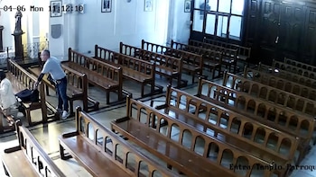 Video: indignación en Chile por ladrón que robó a una mujer que estaba rezando en una iglesia