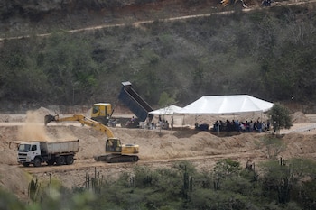 Vista general de las obras de remoción de tierra en el cementerio municipal La Esperanza, este 10 de julio, para poder sepultar a las víctimas mortales del doble terremoto del pasado 24 de junio en Venezuela, en Parroquia Carayaca, en La Guaira (Venezuela). EFE/Miguel Gutiérrez