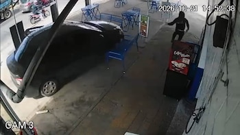 Robaron el celular de una docente, huyeron en auto y embistieron mesas de una heladería en Castelar: hay dos detenidos