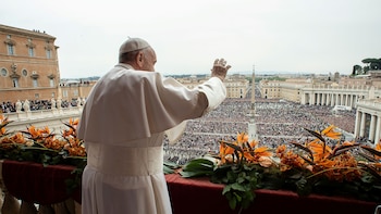 El papa Francisco saluda durante