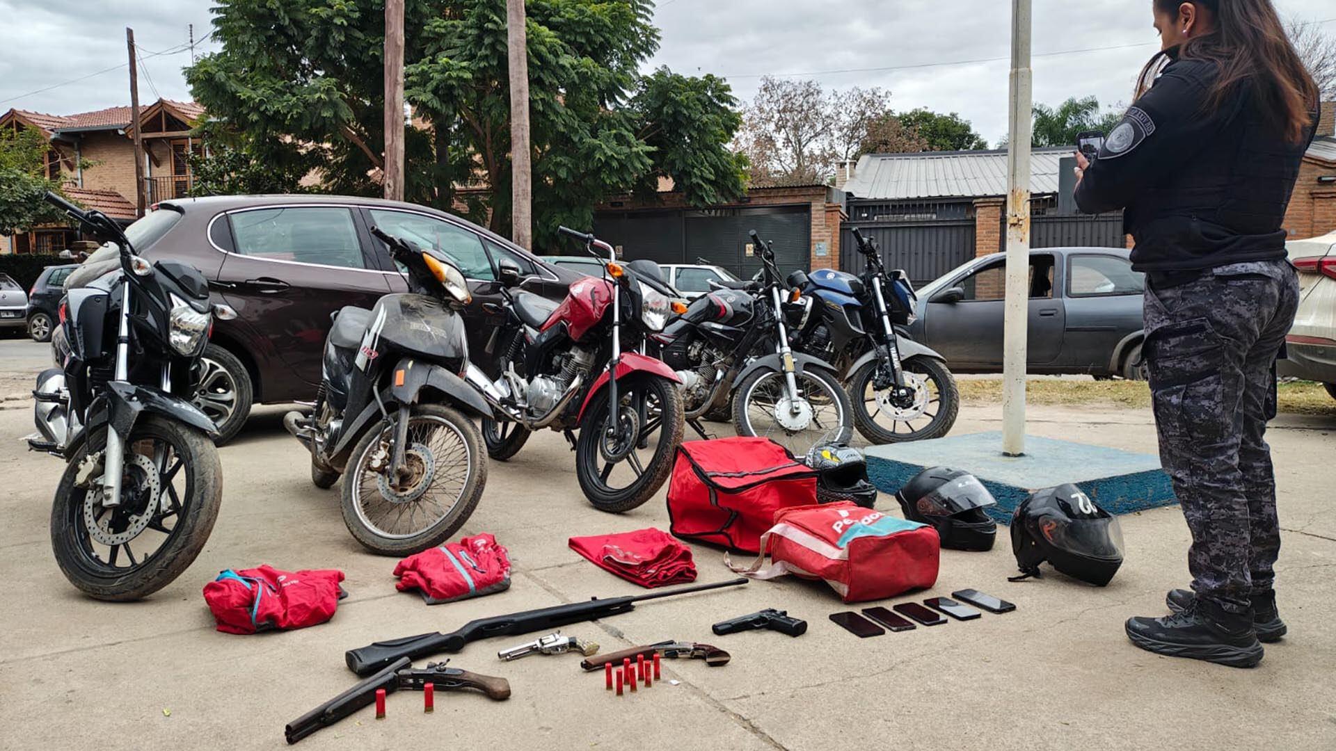 Motos, indumentaria de repartidores y armas fueron secuestradas en los allanamientos de la Policía de Córdoba