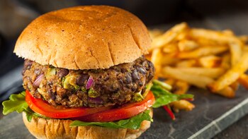 Una hamburguesa con verduras ricas