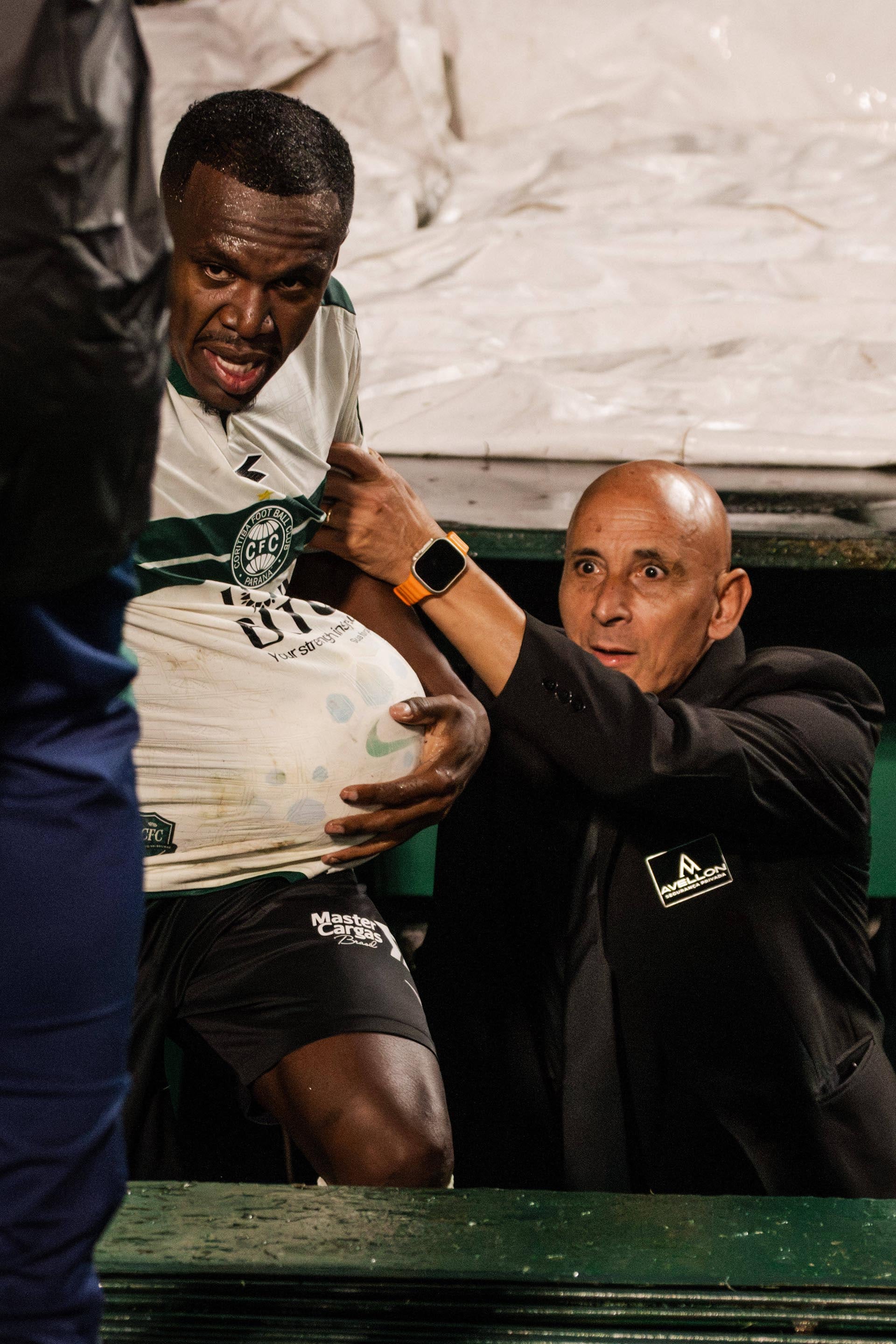 El futbolista Jacy protagonizó un incidente mientras celebra un gol durante el partido contra Chapecoense en Brasil. (Grosby)