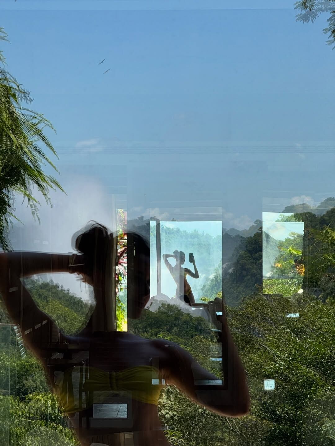 El reflejo de Flor Jazmín Peña en bikini