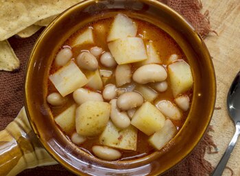 Guiso de alubias y patatas (Freepik)