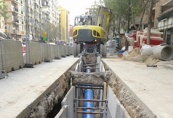 Obras instalando tuberías de EGEVASA en la ciudad de Valencia