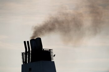 ARCHIVO - Un transbordador emite