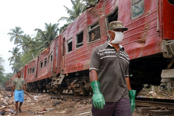 Trabajadores caminan por el lugar