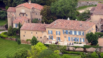 Chateau Miraval está ubicada en la Provenza francesa en un pueblo de Correns, justo al norte de Brignoles, un pueblo en el departamento de Var en el sur de Francia