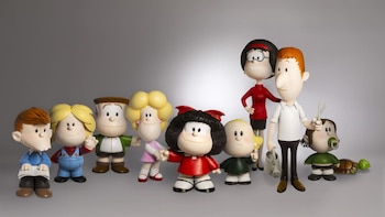 Figuras de los personajes de Mafalda: Mafalda, Manolito, Susanita, Felipe, Miguelito, Guille, madre, padre, un bebé con chupete y una tortuga. Fondo gris