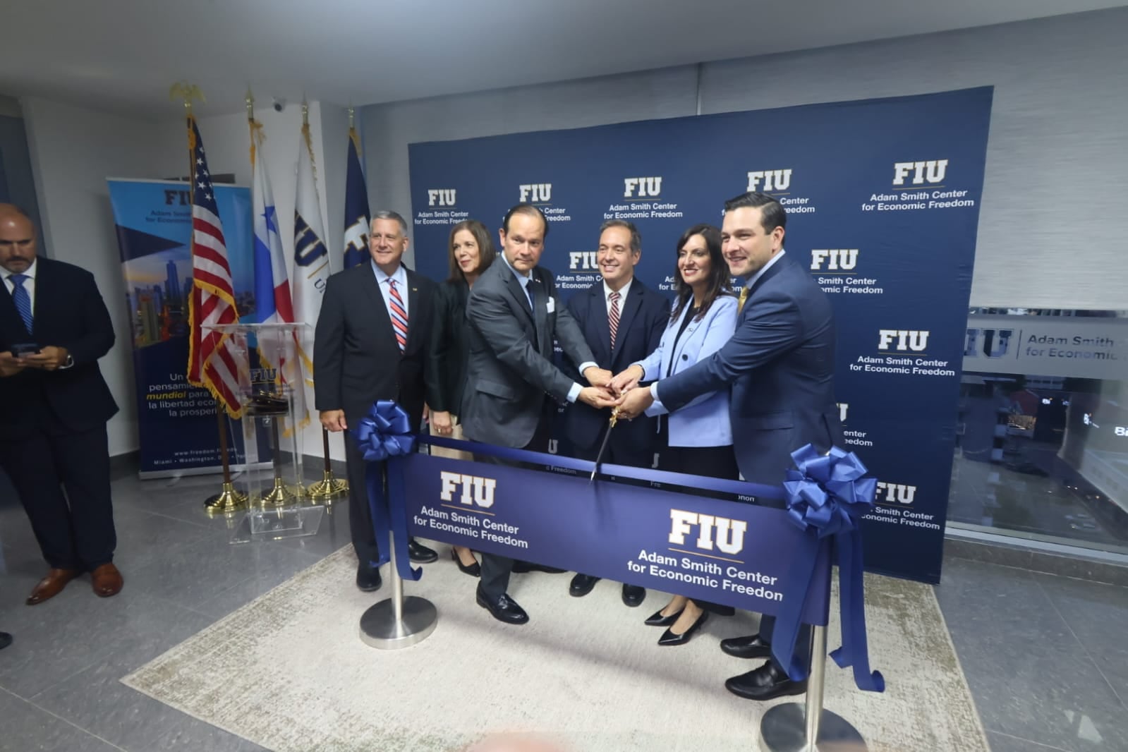 En el acto participaron autoridades panameñas, representantes de FIU, diplomáticos estadounidenses y líderes regionales, entre ellos el canciller Javier Martínez-Acha, el embajador Kevin Cabrera, Jeanette Núñez, Carlos Díaz-Rosillo y Keiko Fujimori, quien intervino de forma virtual. Infobae América