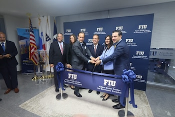 En el acto participaron autoridades panameñas, representantes de FIU, diplomáticos estadounidenses y líderes regionales, entre ellos el canciller Javier Martínez-Acha, el embajador Kevin Cabrera, Jeanette Núñez, Carlos Díaz-Rosillo y Keiko Fujimori, quien intervino de forma virtual. Infobae América