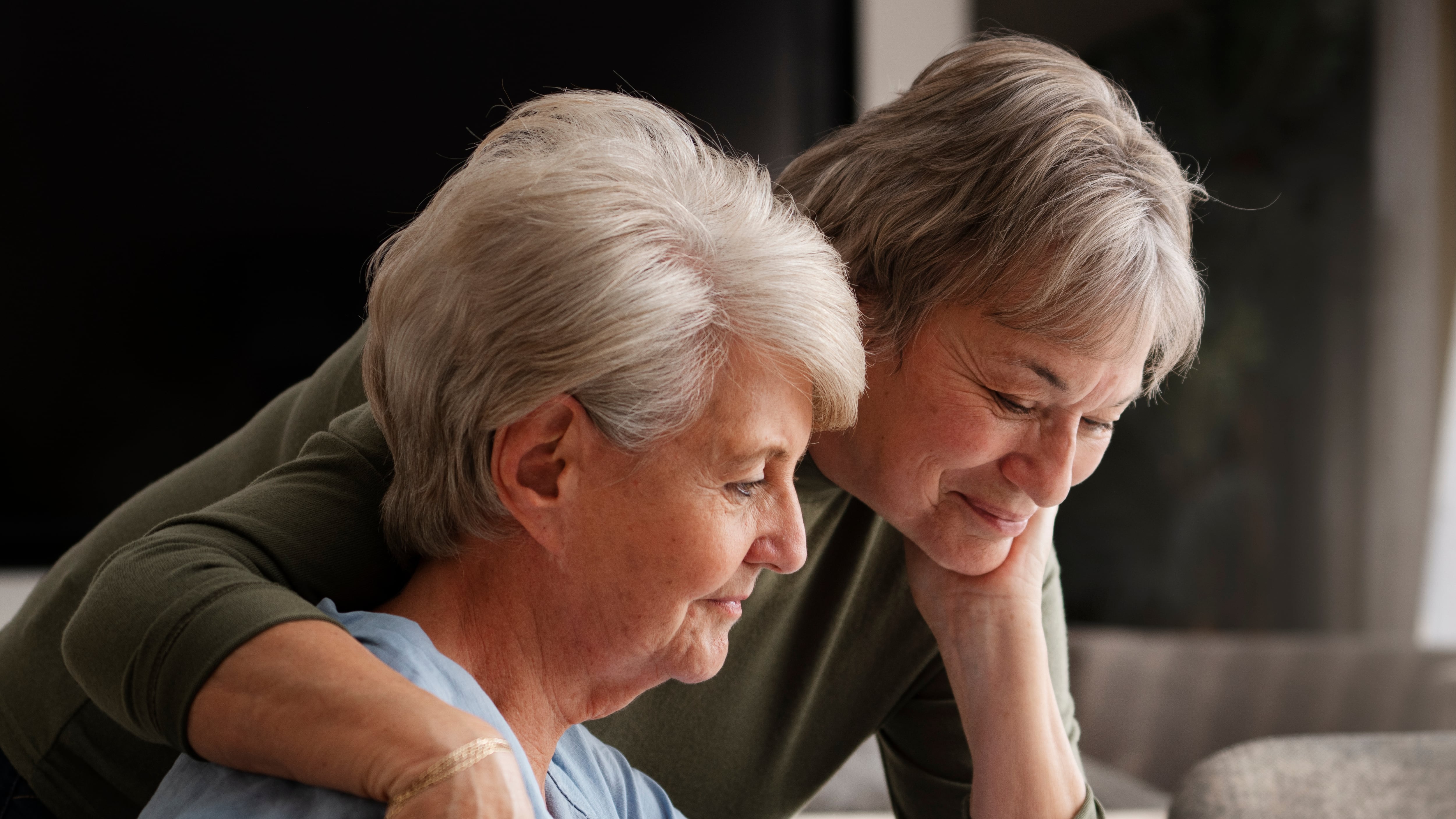 El principal impacto económico de vivir más años, según el Financial Times, ya no está en el sistema previsional sino en el costo creciente del cuidado y de la salud prolongada (Freepik)