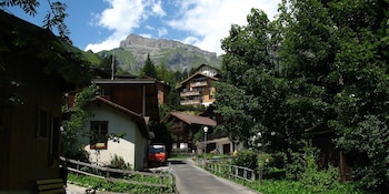A pesar de su reducido número de habitantes, Mürren cuenta con una infraestructura hotelera apta para miles de turistas anuales al año (Wikipedia)