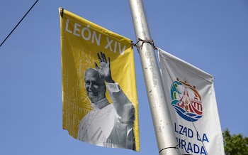 Carteles ubicados en la Castellana que anuncian la visita del Papa León XIV a Madrid en junio de 2026.