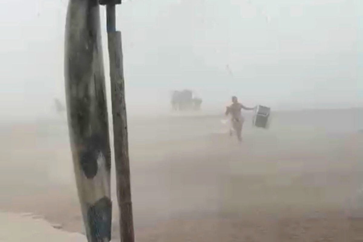 Las personas que estaban en la playa luchaban contra las fuertes ráfagas para refugiarse (Foto: Canal 12)