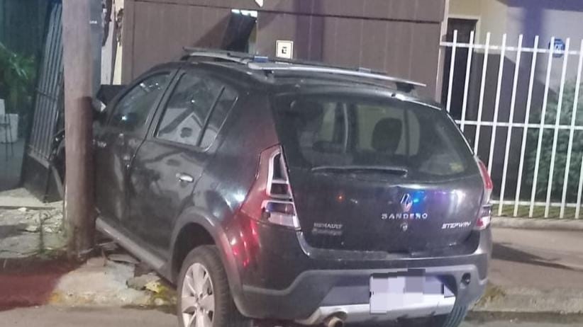 El auto impactó contra portones y medianeras de dos viviendas en Santa Ana al 3200 en Córdoba