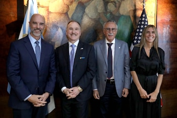 El ministro Mario Lugones junto