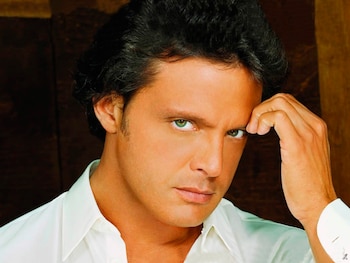 Luis Miguel en una de sus etapas de mayor madurez artística, consolidado como ícono de la música en español y figura clave del espectáculo internacional