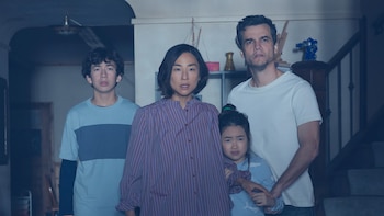 Greta Lee y Wagner Moura en la película 'La última casa' (Netflix)