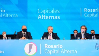 Alberto Fernández junto a Omar