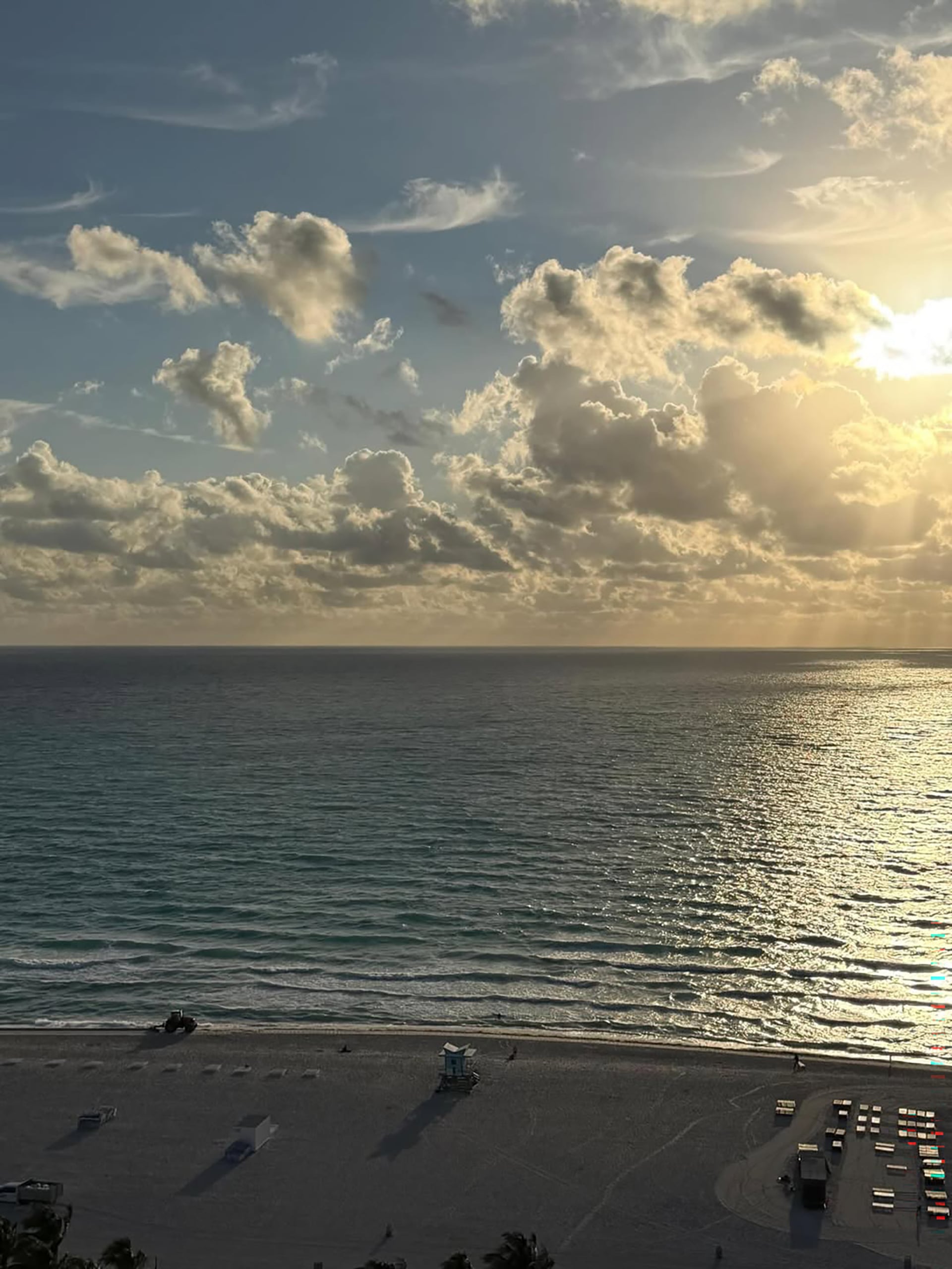 La modelo e influencer compartió una vista aérea con un brillante atardecer sobre una playa de arena