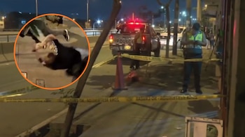 Vista nocturna de una escena del crimen con un vehículo policial, cinta amarilla de seguridad y un oficial, junto a una imagen insertada de una persona en el suelo