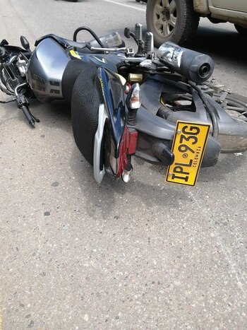 La motocileta quedó tirada a