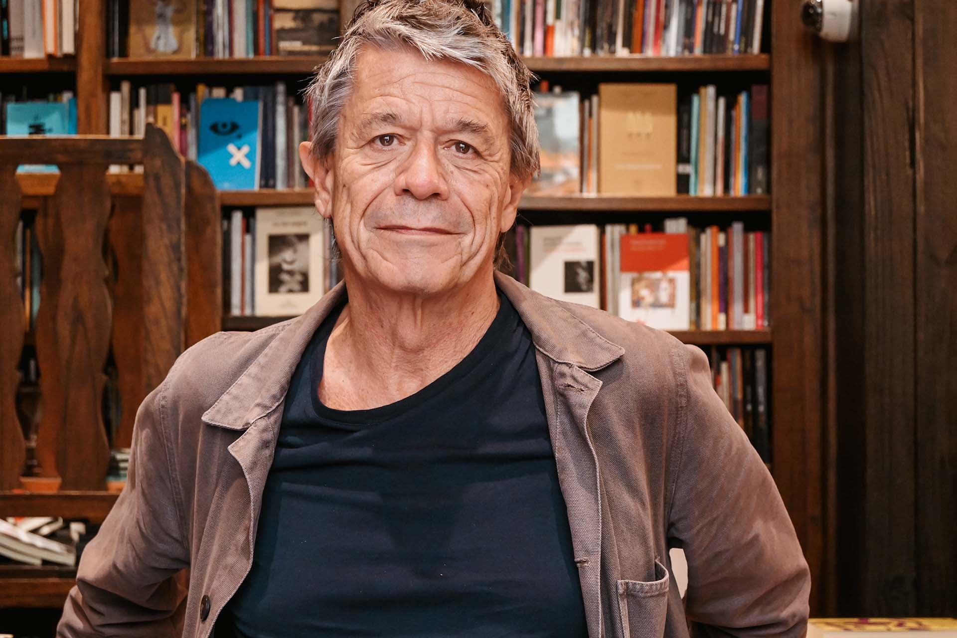 Emmanuel Carrère ya está en Buenos Aires para ser la figura central de FILBA, en diálogos con Leila Guerriero y Javier Sinay