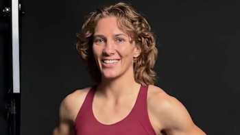 La boxeadora Hannah Rapp sonríe en un estudio, previo a su fallecimiento en Texas