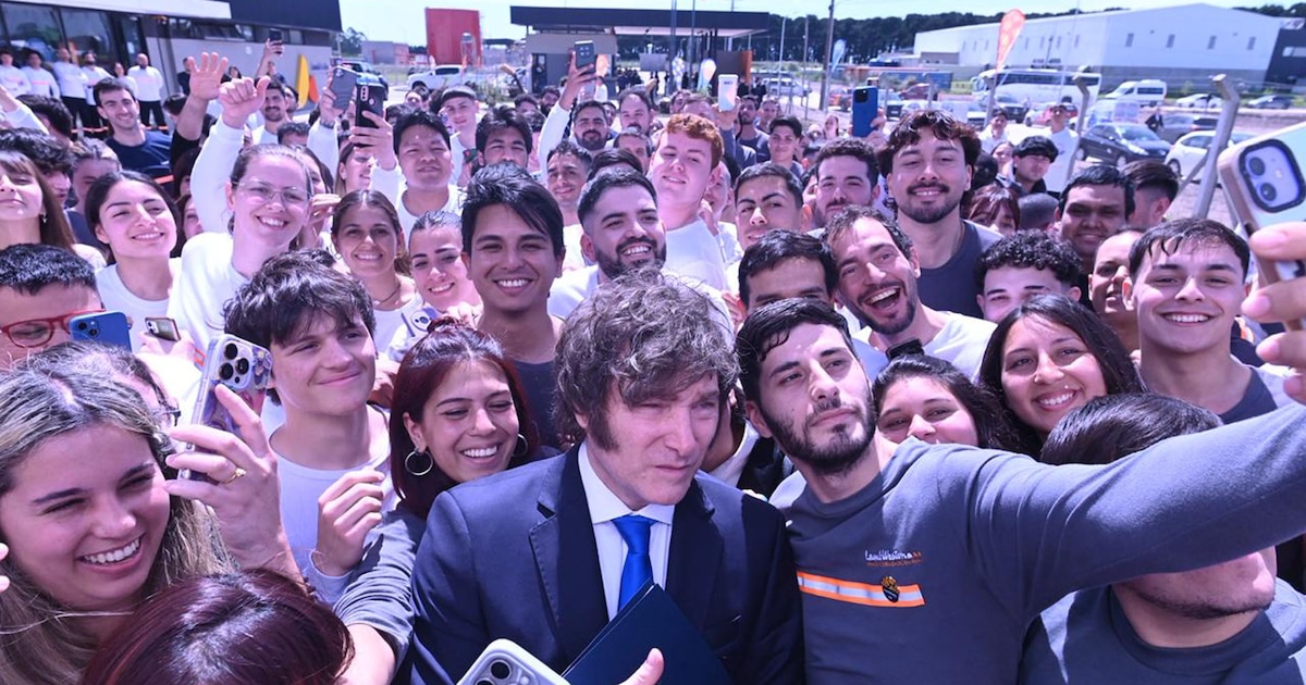 Miley caminha em Mar delopa: há marchas contra o governo Miley caminha em Mar delopa: há marchas contra o governo