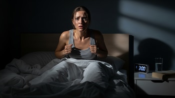 Por qué tantas personas se despiertan justo a las 3 de la mañana y qué recomienda la ciencia para dormir mejor