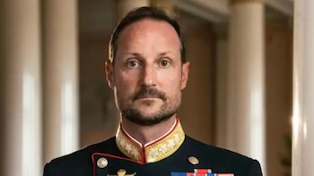 Primeras imágenes de Haakon VIII como nuevo rey de Noruega: su retrato oficial y el apoyo de la princesa Ingrid Alexandra